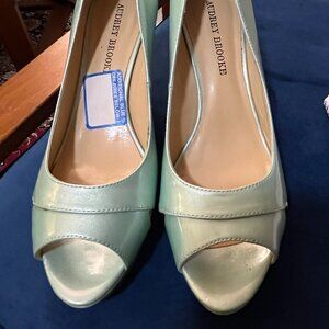 Audrey Brooke Sea Green Patent Peep Toe Platform Pumps, sz 8.5